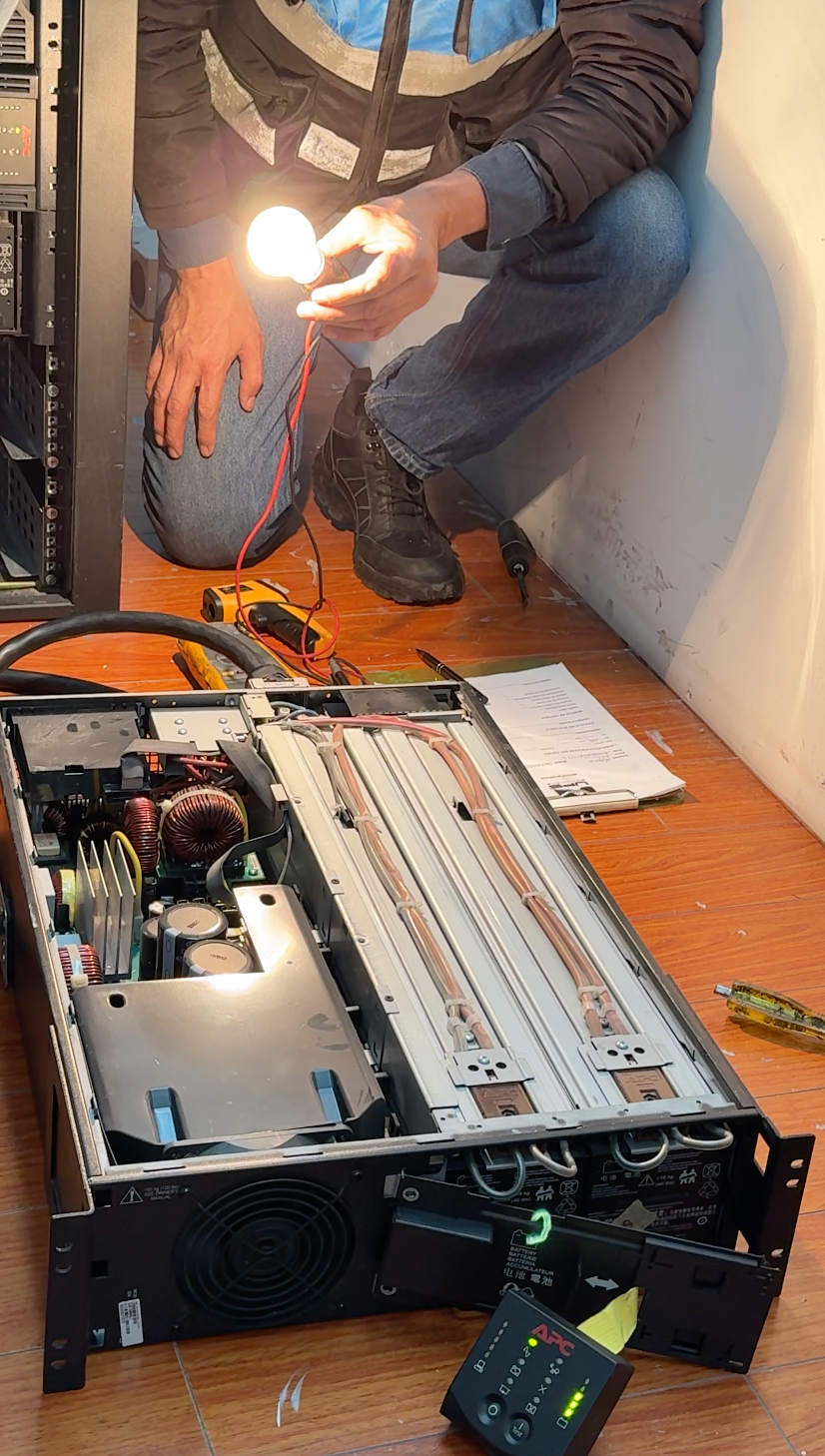 Técnico realizando una prueba real de funcionamiento en un UPS APC